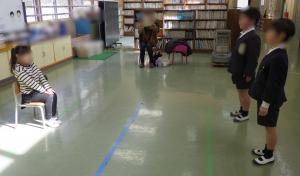 2月20日：一日入学を実施しました。かわいい新1年生をやさしい2年生がしっかりサポートしていました。新1年生は元気がよくサッカーがとても上手でした。４月が楽しみです。