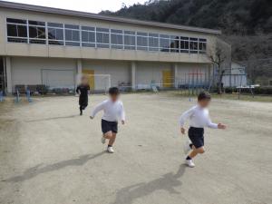 2月24日：体力向上のため、業間走が復活しました。修了式までがんばろう！お茶、タオル等の準備をお願いします。