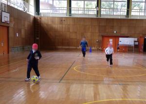 2月25日：業間休みはシャトルラン、昼休みはサッカーで一万歩を越えました。達成感があったようです。