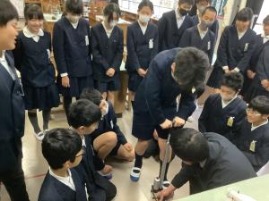 缶に空気を入れて重さを調べます