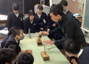 音さの響き方の違いを確かめています