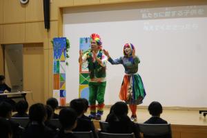 オペラ歌手が児童に対して歌っている画像