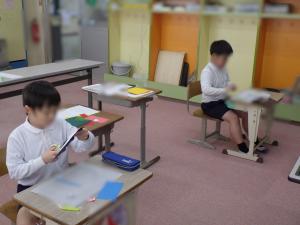 2月26日：図工では、紙版画に取り組んでいます。下絵を完成させ、色紙を切り貼りしています。