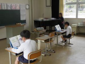 3月2日：音楽では、鍵盤ハーモニカの曲を総復習しています。きれいなメロディが校舎内に響いています。