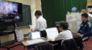 3月4日：河内小学校とのオンライン合同学習20回目を行いました。今日は、国語の作文発表会をしました。2年生は、「くらべて伝えよう」「宝物の紹介をしよう」の作文を披露しました。河内小の児童からの質問を受けたり、よかった所をほめられたりしました。