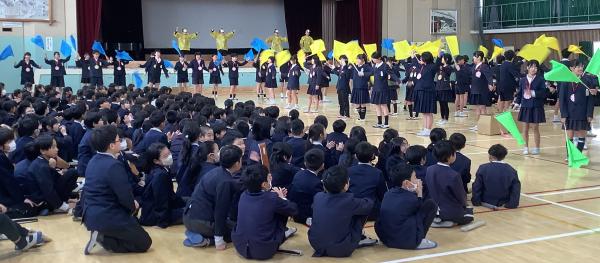 6年生の発表（マツケンサンバ）