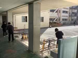 渡り廊下・校舎周辺の清掃