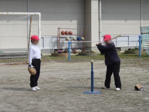 3月11日：ティーバッティングをしました。教師の頭上を越える大きな打球もあり、盛り上がりました。