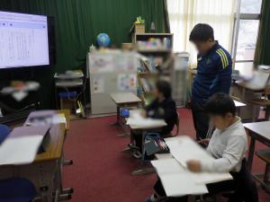 3月13日：国語では、2年生で頑張ったこと、成長したことを作文しています。例を参考にし、国語で学習した「はじめ、中、終わりを考えながら書くこと」や「比べて伝えること」などを意識して熱心に取り組んでいました。