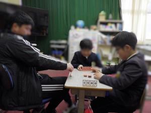 3月17日：九九ジャンという九九の同じ段の数字をそろえるゲームをしながら、2年生で習った九九の復習をしました。真剣な表情でカードをそろえていました。