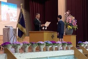児童が卒業証書を受け取っています