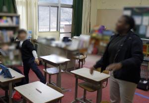 3月18日：ALTの先生との最後の授業でした。一年間、やさしく・楽しく英語を教えていただきありがとうございました。地域の方の参加にも感謝いたします。