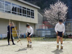 3月23日：暖かい日差しの中、竹ぽっくりをしました。竹馬にもチャレンジできたらと思います。