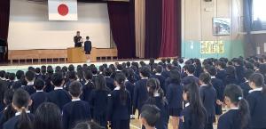 校長から代表児童に修了証を授与しています