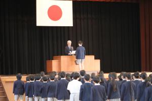 校長先生が代表児童に修了証を手渡している画像
