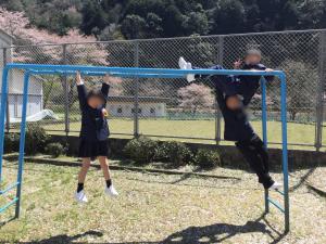 4月8日：保護者・地域の皆様に見守られ、温かい雰囲気の中で入学式を実施することができました。児童３名での学校生活がスタートしました。