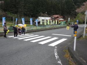 4月9日：登校時の交通安全指導を行いました。左右を見ながら安全を確認し、横断歩道を渡ることができました。地域の皆様、見守りをしていただきありがとうございます。