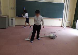 4月13日：二人で力を合わせて教室掃除をしました。１年生の手本になるようなチームプレーでした。