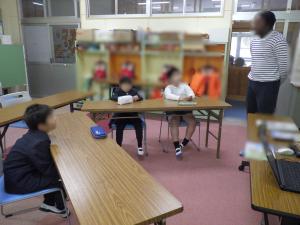 4月15日：外国語活動の授業がスタートしました。新しいALTの先生は、アメリカの出身でホームタウンについてたくさん教えてくださいました。