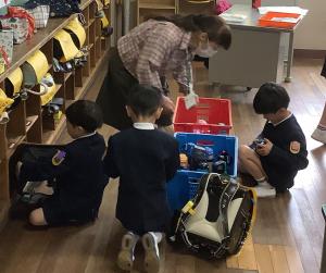 水筒はこのかごに入れます