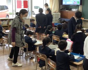 ボランティアの皆さんと６年生で見守ります