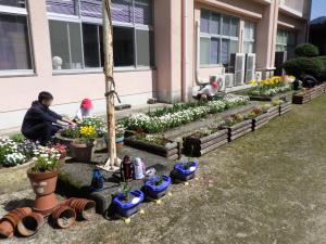 4月17日：花壇の草抜きをがんばりました。来週の水曜日は、花いっぱい運動の現地調査です。
