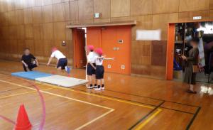 岩国市教育委員会の方が、子ども達の様子を視察に来られました。高く遠くへ跳ぶために、工夫しながら繰り返し練習する姿をほめていただきました。