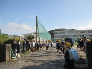 小中連携　朝の挨拶運動