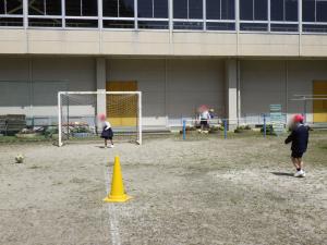 4月21日：昼休みには、3人でサッカーをしました。