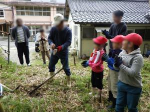 4月22日：地域の方に教えていただき、学校のすぐ側の山でたけのこ掘りをしました。たけのこは、すぐに調理していただきました。やわらかく、とってもおいしかったようです。