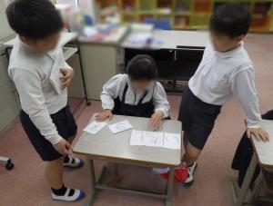 4月23日：一年生を迎える会をしました。写真は、宝探しゲームの様子です。歓迎の気持ちが一年生に伝わったと思います。