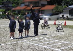 4月28日：25日の交通安全教室では、宇佐郷駐在所の方が横断歩道の渡り方や自転車の乗り方を丁寧に教えてくださいました。アドバイスをよく聞き、真剣な表情で取り組むことができていました。