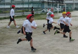 6年生とボール遊び