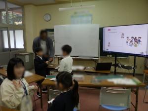 4月30日：外国語活動では、英語であいさつしながら、名前や好きな物を書いたカードを交換しました。