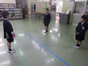 5月1日：月始めの会では、児童が暗唱を披露しました。よく練習した成果を発揮できていました。