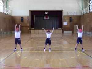 5月11日：体育では、自分たちでラジオ体操を進めました。