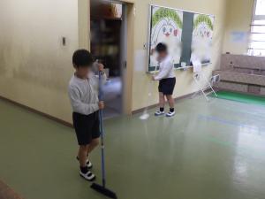 5月12日：チャレンジ目標「かっこよく掃除」に取り組んでいます。いい姿勢です。