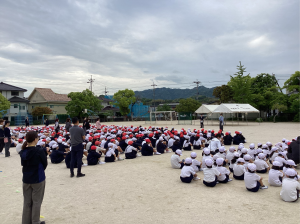 静かに整列して話を聞いています