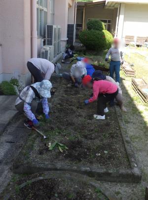 5月15日：花抜き作業をしました。保護者・地域の皆様、暑い中ご協力いただきありがとうございました。子ども達もがんばりました。