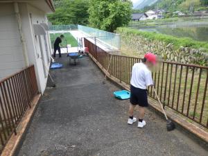 5月19日：プールの落ち葉掃きやトイレの清掃をしました。保護者・地域の方とのプール清掃の前に自分達でできることをします。