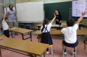 5月21日：外国語活動では、fine,happy,hungry,sadなど気持ちや調子を表すことばを学習しました。ジェスチャーや表情を見て、相手の気持ちや状況を当てるゲームをして楽しく学びました。