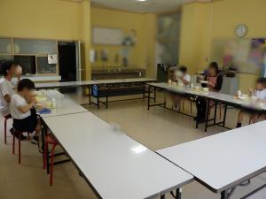 5月25日：今日の給食の様子です。明日は、錦清流小学校との合同学習があるのでランチルームがいっぱいになります。午後はピーター・フランクルさんの講演会があります。