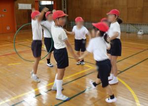 5月26日：本校で錦清流小学校との合同学習を行いました。協力しながら集団活動を楽しんだり、ペアやグループで意見を出し合って考えを深めたりする学習をすることができました。