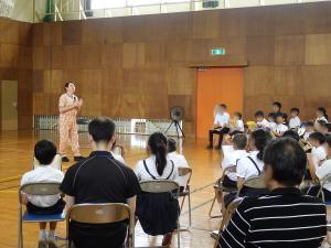 5月27日：26日には、世界的数学者で大道芸人でもあるピーター フランクルさんの講演会を実施しました。一年生の感想です。「ほしのなかの　さんかくけいを　５こから１０こにするおはなしが　おもしろかったです。」