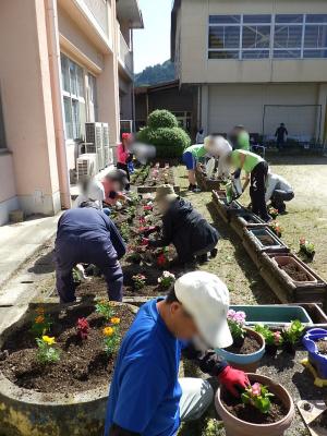 6月2日：5月30日には、保護者・地域の皆様にご協力いただき、花植えをすることができました。転任された先生や卒業生も駆けつけてくれました。みんなで育てる花壇、今年度もきれいな花で彩られることでしょう。