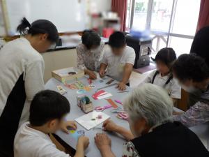 6月10日：広瀬押し花会の皆様に教えていただきながら、押し花作りをしました。錦町の草花に魅了され、子どもも大人も夢中になって押し花をしました。引き継ぐべき、素晴らしい文化だと実感しました。広瀬押し花会の皆様に感謝します。