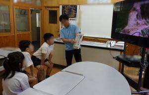 6月12日：土砂災害対応避難訓練を実施しました。学校が土砂災害警戒区域にあることを確認し、過去に起こった土砂災害を見たり、大雨警戒レベルについて学んだりしました。その後、警戒レベル４が発令された設定で垂直避難をしました。真剣な表情で取り組めていました。