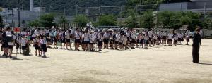 無言で迅速に地区ごとに集合します