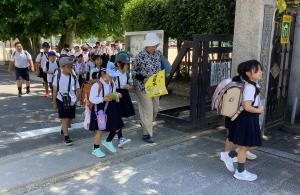担当の先生と下校します