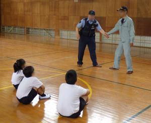6月16日：不審者対応避難訓練を実施しました。避難後には、宇佐郷駐在所の方に「いかのおすし」を実技をしながら教えていただきました。ご家庭でも話題にしていただけるとありがたいです。
